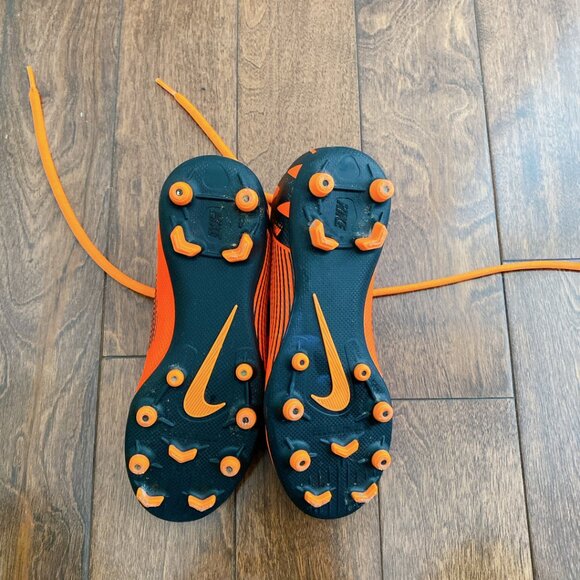 Nike Junior Superfly Kid Soccer Cleats , Size 1 Youth, Like New Condition - Picture 3 of 4